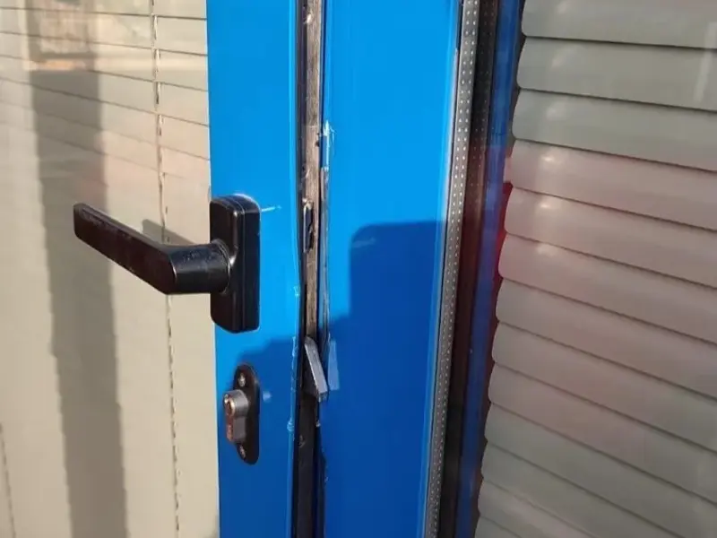 Cierre ajustado en una puerta de aluminio
