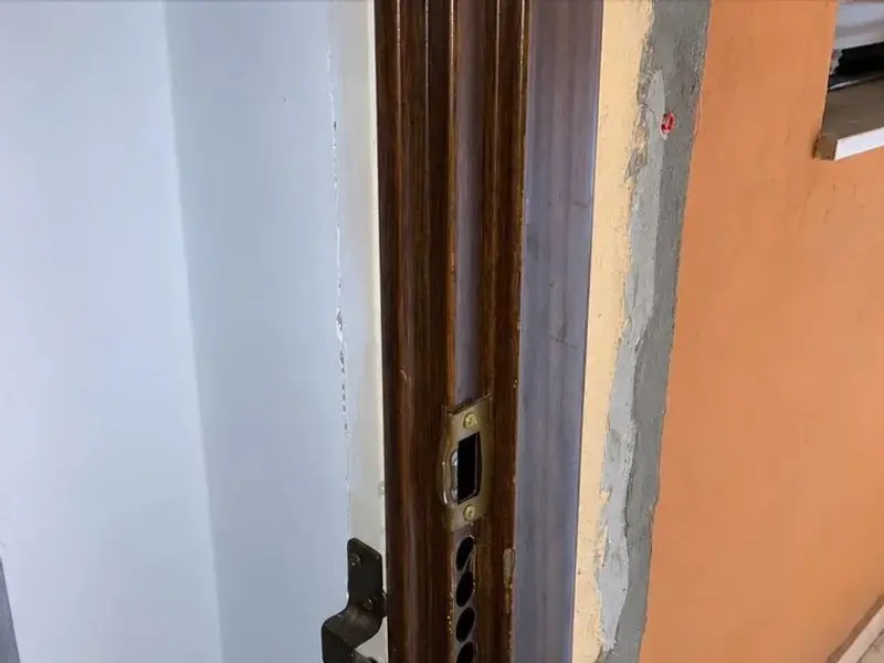 Hueco de la cerradura en el marco de una puerta